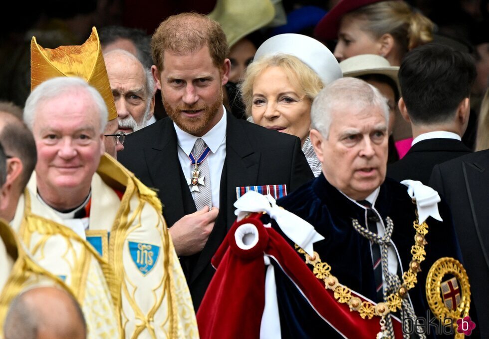 El Príncipe Harry y el Príncipe Andrés en la Coronación de Carlos III