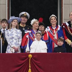 La Familia Real británica en el balcón tras la Coronación de Carlos III