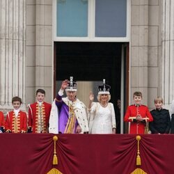 El Rey Carlos y la Reina Camilla en el balcón de Buckingham Palace tras ser coronados