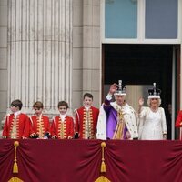 El Rey Carlos y la Reina Camilla en el balcón de Buckingham Palace tras ser coronados