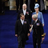 Mike Tindall, Zara Phillips y Peter Phillips en la Coronación de Carlos III
