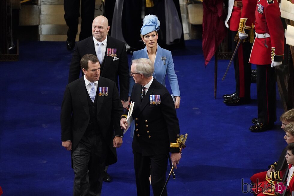 Mike Tindall, Zara Phillips y Peter Phillips en la Coronación de Carlos III