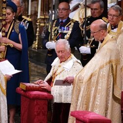 El Rey Carlos III jurando sobre la Biblia en la Coronación