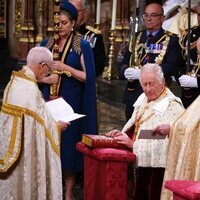 El Rey Carlos III jurando sobre la Biblia en la Coronación