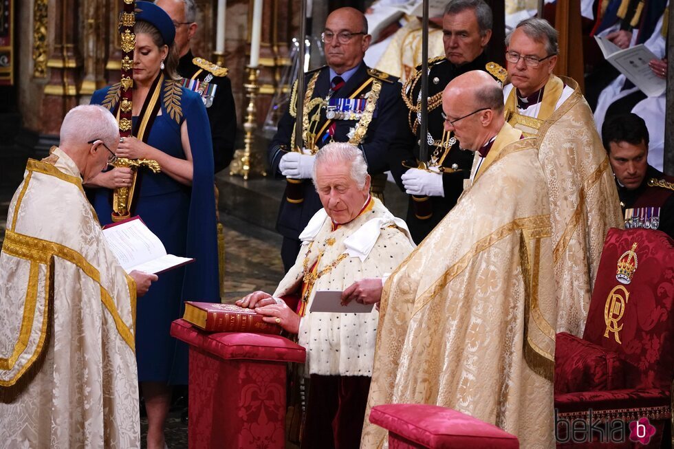 El Rey Carlos III jurando sobre la Biblia en la Coronación