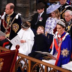 El Príncipe Guillermo, Kate Middleton, la Princesa Charlotte y el Príncipe Louis, que mira curioso hacia arriba