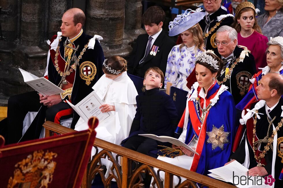 El Príncipe Guillermo, Kate Middleton, la Princesa Charlotte y el Príncipe Louis, que mira curioso hacia arriba
