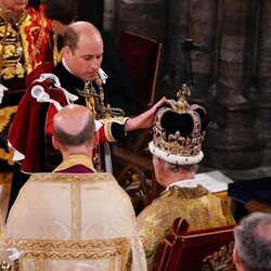 El Príncipe Guillermo posa su mano sobre la corona del Rey Carlos III