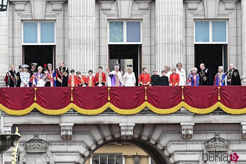 La Familia Real en el balcón de Buckingham Palace tras la Coronación de Carlos III