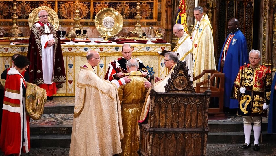 El Príncipe Guillermo coloca al Rey Carlos III la Estola de la Coronación
