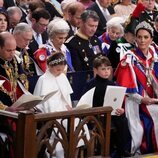 El Príncipe Harry en la tercera fila de la Abadía de Westminster en la Coronación de Carlos III