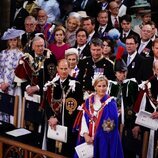 Los Duques de Edimburgo y sus hijos, los Gloucester, el Duque de Kent, Alexandra de Kent, el Príncipe Harry, los York  y los Phillips en la Coronación de C