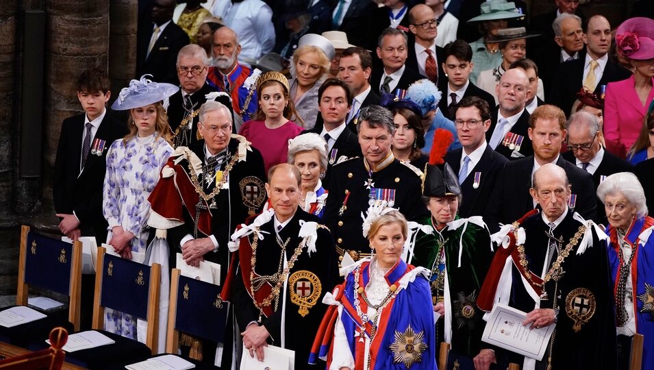 Los Duques de Edimburgo y sus hijos, los Gloucester, el Duque de Kent, Alexandra de Kent, el Príncipe Harry, los York  y los Phillips en la Coronación de C