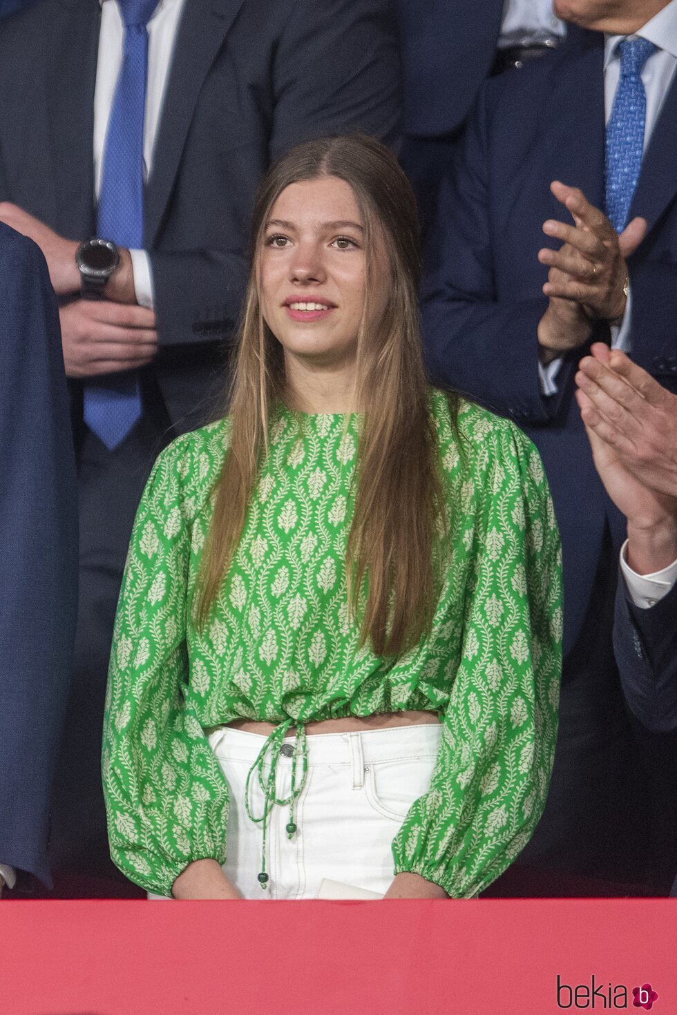 La Infanta Sofía con una blusa verde con estampado geométrico en la final de la Copa del Rey 2023
