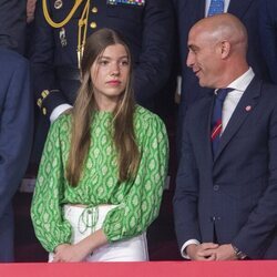 Luis Rubiales hablando a la Infanta Sofía en la final de la Copa del Rey 2023