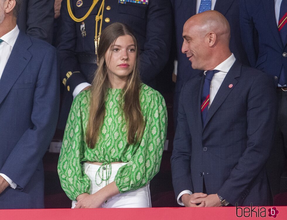 Luis Rubiales hablando a la Infanta Sofía en la final de la Copa del Rey 2023