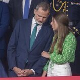 La Infanta Sofía hablando con Felipe VI en la final de la Copa del Rey 2023