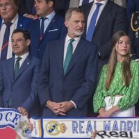 Luis Rubiales habla con Felipe VI en presencia de la Infanta Sofía en la final de la Copa del Rey 2023