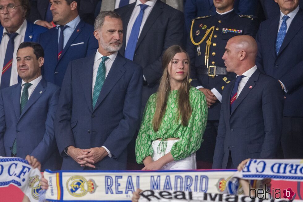 Luis Rubiales habla con Felipe VI en presencia de la Infanta Sofía en la final de la Copa del Rey 2023