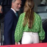 El Rey Felipe VI mira a la Infanta Sofía en la final de la Copa del Rey 2023