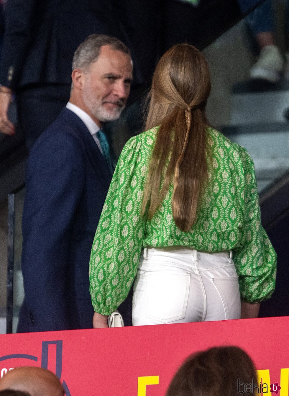El Rey Felipe VI mira a la Infanta Sofía en la final de la Copa del Rey 2023
