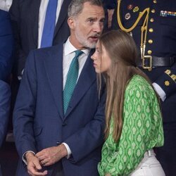 El Rey Felipe VI y la Infanta Sofía comparten confidencias en la final de la Copa del Rey 2023