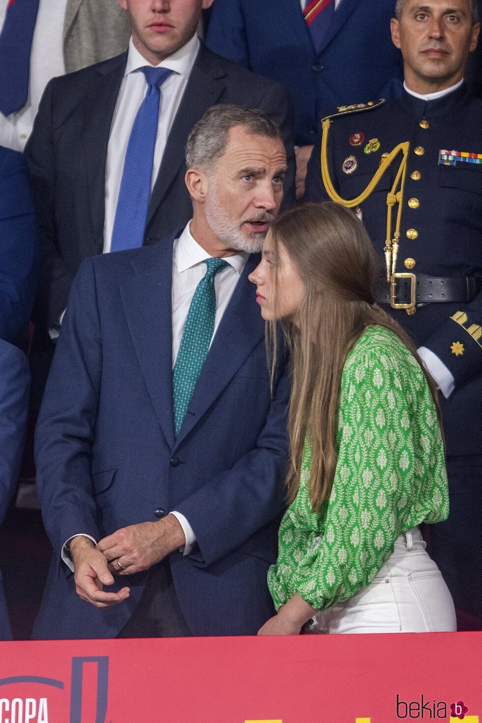 El Rey Felipe VI y la Infanta Sofía comparten confidencias en la final de la Copa del Rey 2023