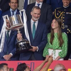 La Infanta Sofía mira emocionada al Rey Felipe VI con la Copa del Rey 2023