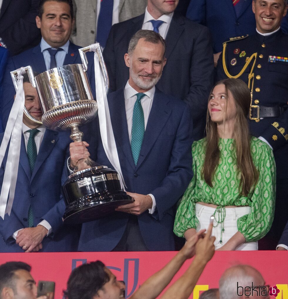 La Infanta Sofía mira emocionada al Rey Felipe VI con la Copa del Rey 2023
