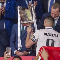 El Rey Felipe VI entrega la Copa del Rey 2023 a Benzema en presencia de la Infanta Sofía