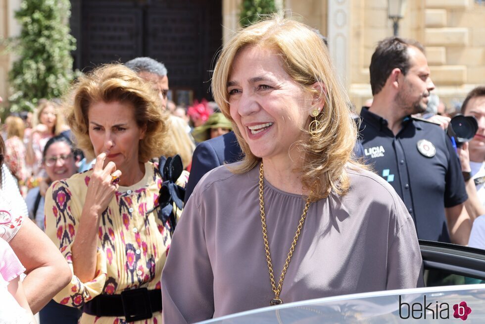La Infanta Cristina de Borbón entra en el coche durante la boda de Pepe Treviño y Paula Fernández Martínez
