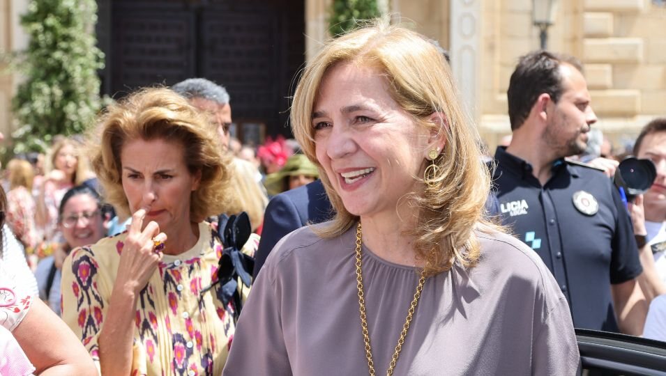 La Infanta Cristina de Borbón entra en el coche durante la boda de Pepe Treviño y Paula Fernández Martínez