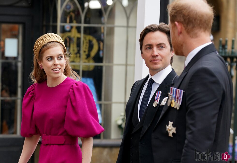 El Príncipe Harry y Beatriz de York y Edoardo Mapelli Mozzi en la Coronación de Carlos III