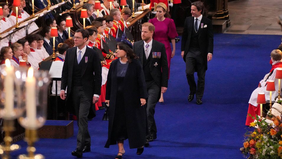 Eugenia de York y Jack Brooksbank, el Príncipe Harry y Beatriz de York y Edoardo Mapelli Mozzi en la Coronación de Carlos III