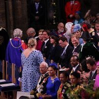 El Príncipe Harry sonríe a la Princesa Ana en la Coronación de Carlos III