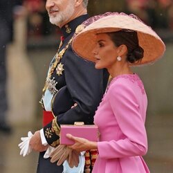 El Rey Felipe VI y la Reina Letizia con un tocado de Balel en la Coronación de Carlos III