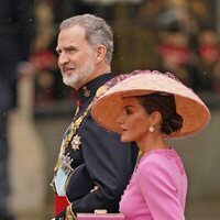 El Rey Felipe VI y la Reina Letizia con un tocado de Balel en la Coronación de Carlos III