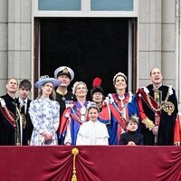El Príncipe Guillermo y Kate Middleton y sus hijos, la Princesa Ana y su marido y los Edimburgo en la Coronación de Carlos III