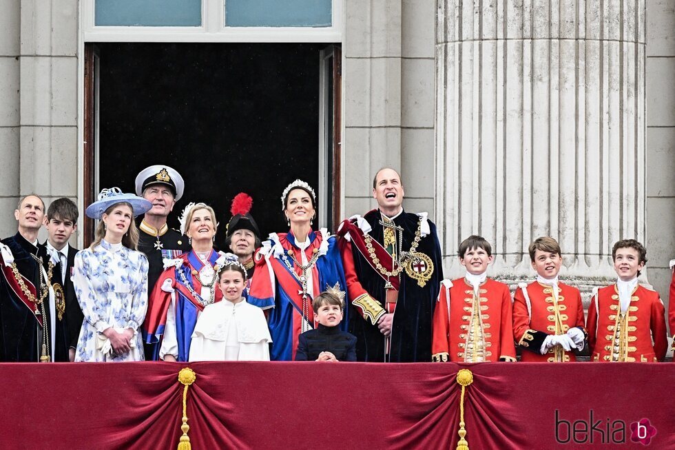 El Príncipe Guillermo y Kate Middleton y sus hijos, la Princesa Ana y su marido y los Edimburgo en la Coronación de Carlos III