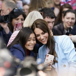 Una fan coge a Kate Middleton del pelo para hacerse un selfie en The Big Lunch por la Coronación