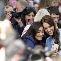 Una fan coge a Kate Middleton del pelo para hacerse un selfie en The Big Lunch por la Coronación