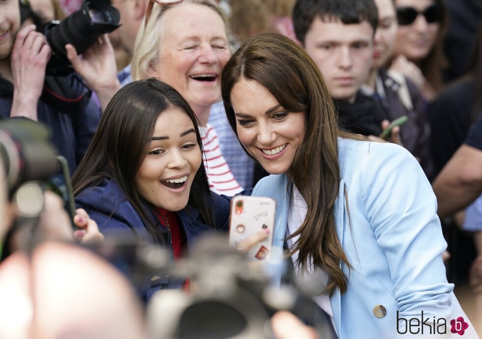 Kate Middleton se hace un selfie con una fan en The Big Lunch por la Coronación
