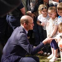 El Príncipe Guillermo con unos niños en The Big Lunch por la Coronación
