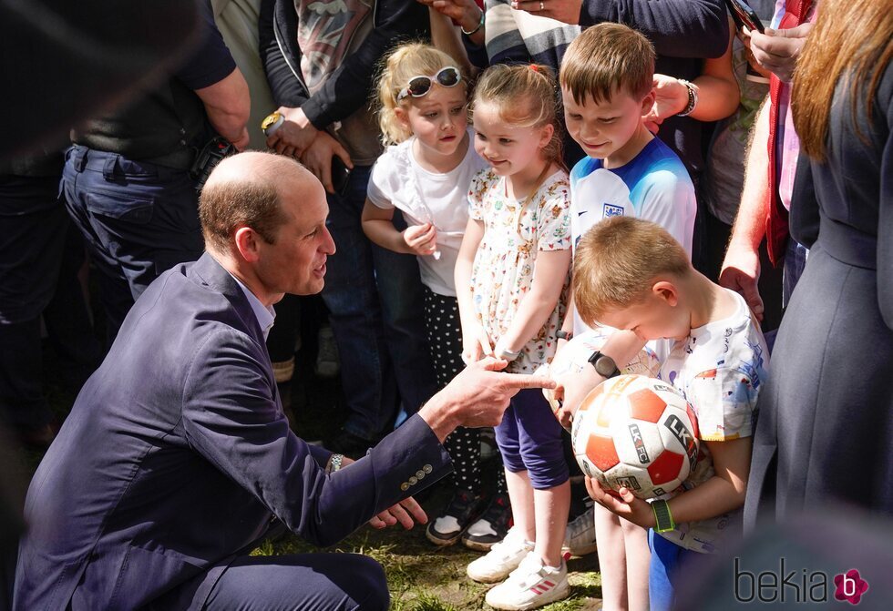 El Príncipe Guillermo con unos niños en The Big Lunch por la Coronación