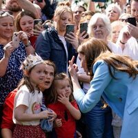 Kate Middleton con unas niñas en The Big Lunch por la Coronación