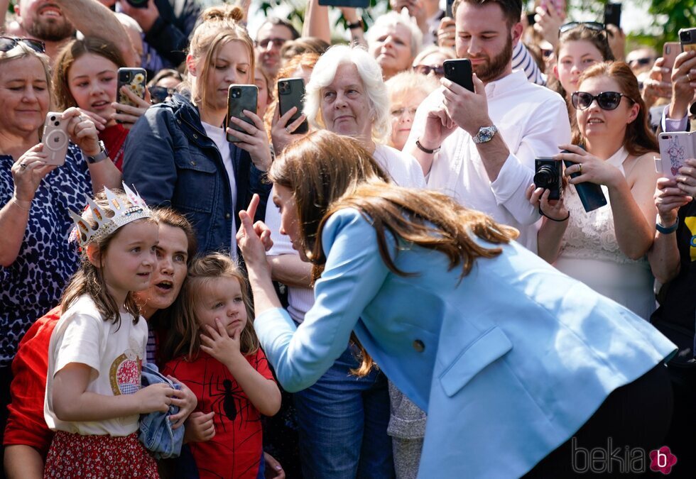 Kate Middleton con unas niñas en The Big Lunch por la Coronación