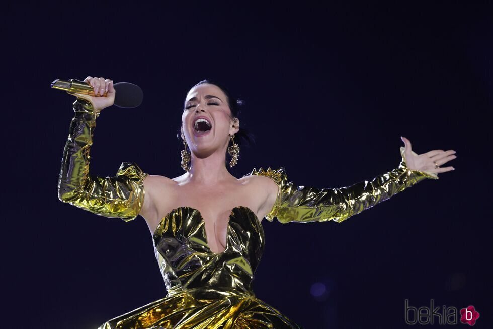 Katy Perry cantando en el concierto de la Coronación de Carlos III