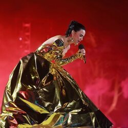 Katy Perry cantando en su actuación en el concierto de la Coronación de Carlos III