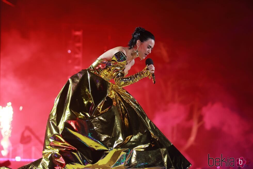 Katy Perry cantando en su actuación en el concierto de la Coronación de Carlos III