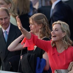Los Duques de Edimburgo y Lady Louise Mountbatten-Windsor en el Concierto de la Coronación